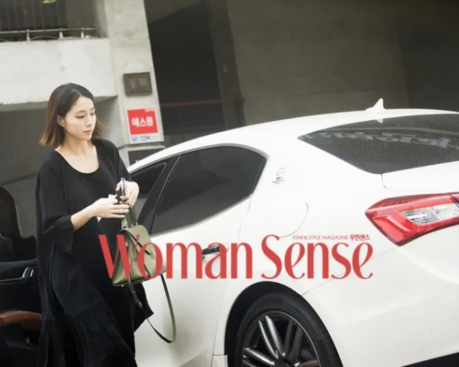 Lee Min Jung saat tertangkap oleh kamera Women Sense. ©Kpopherald.coom