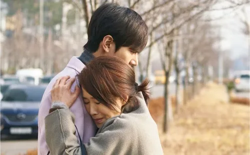 Heo Joon Jae memeluk hari ibunya yang sudah dicari selama bertahun-tahun. ©soompi.com