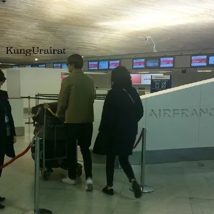 Lee Min Ho dan keluarga saat bertolak dari London. @dramafever.com
