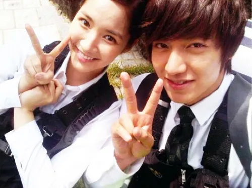 Lee Min Ho dan Park Min Young saat syuting City Hunter. ®SBS