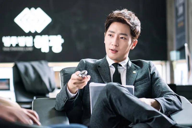 Lee Yoo Beom saat serius bekerja. SBS