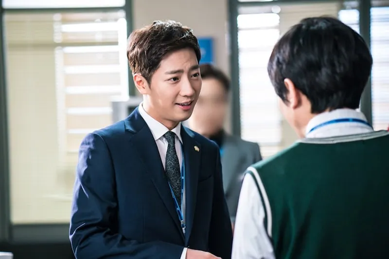 Lee Sang Yeob bakal beradu akting dengan Lee Jong Suk sebagai senior dan junior. © SBS