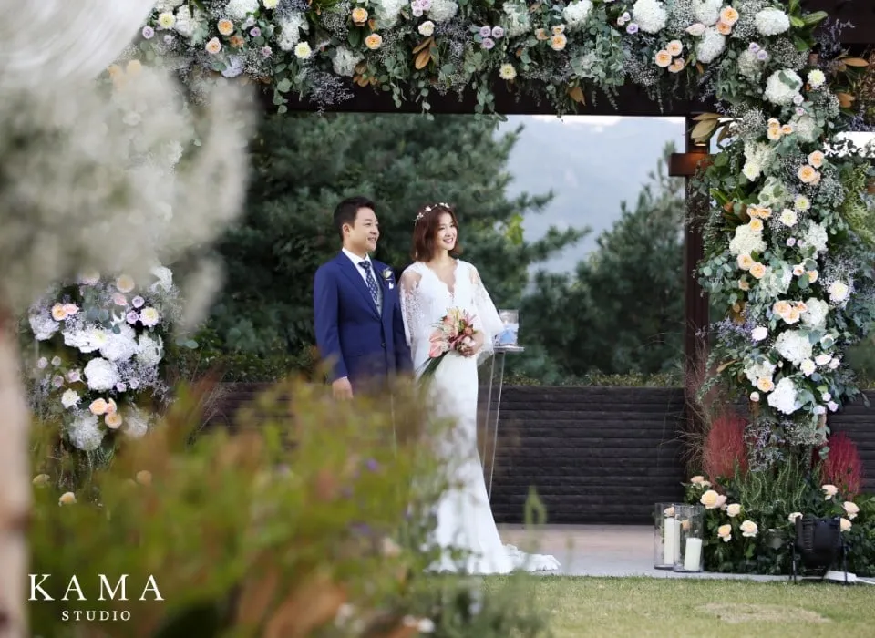 Lee Si Young dan suami terlihat bahagia © KAMA Studio