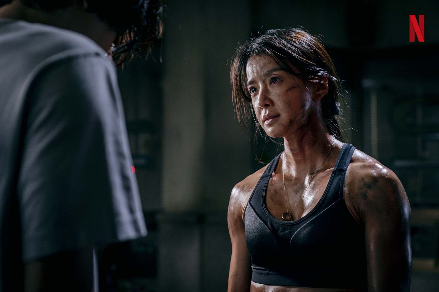 Lee Si Young shows off muscles in SWEET HOME © Netflix