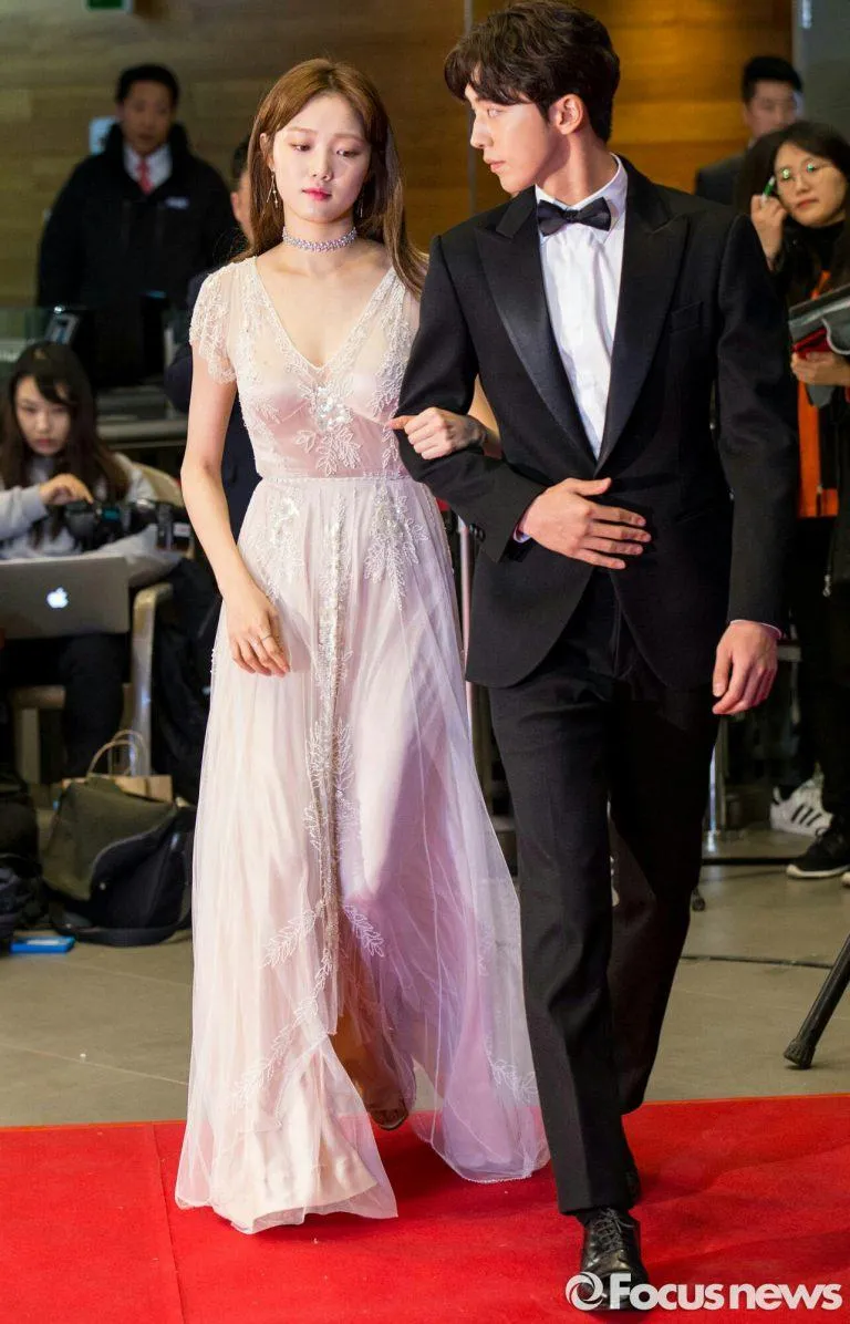 Lee Sung Kyung dan Nam Joo Hyuk resmi berpacaran © Dispatch 