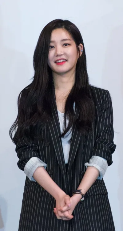 Lee Yoo Bi masih belum bisa berjalan saat tertimpa musibah itu. ©kdramastars.com