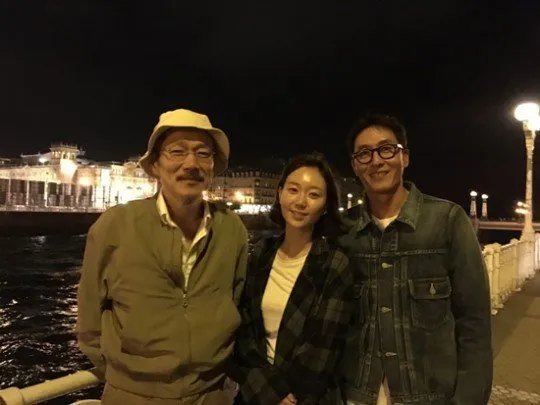 Lee Yoo Young dan Kim Joo Hyuk (kanan) saat sedang syuting film arahan sutradara Hong Sang Soo (kiri) © Istimewa