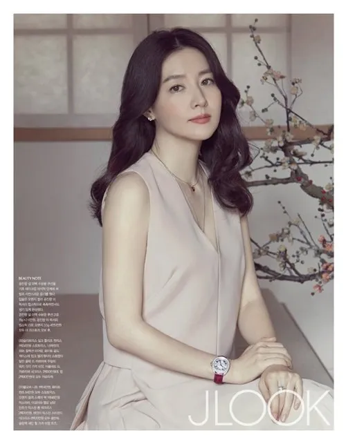 Lee Young Ae dalam pictorial terbaru JLOOK, benar-benar cantik dan awet muda. ©hancinema.net