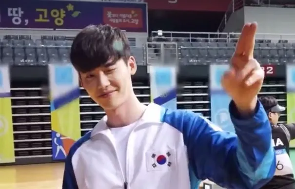 Lee Jong Suk tetap ganteng dan menggemaskan! © soompi.com