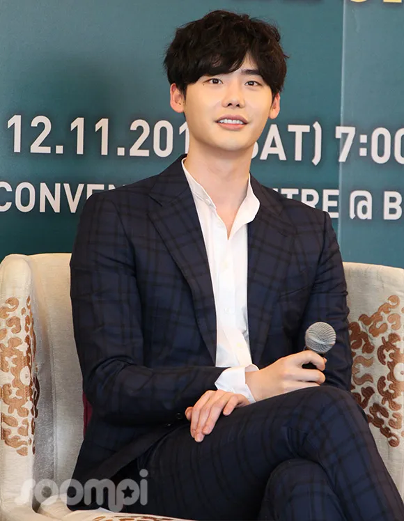 Musim panas bikin Lee Jong Suk lupa akan berbagal hal penting dan seru selama proses syuting © soompi