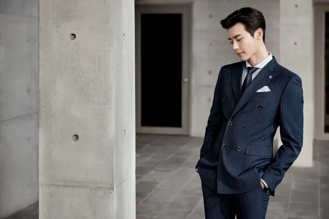 Lee Jong Suk makin gagah dan ganteng dengan setelan jas seperti ini @ Sieg Farenheit