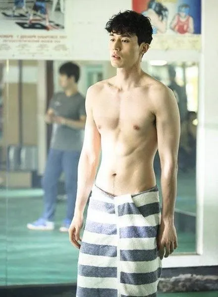Lee Dong Wook pamer dada bidang, makin ganteng? @ allkpop.com