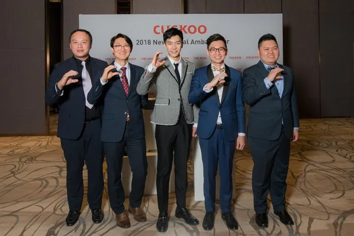 Lee Seung Gi bersama para pembesar Cuckoo di Seoul Dragon City