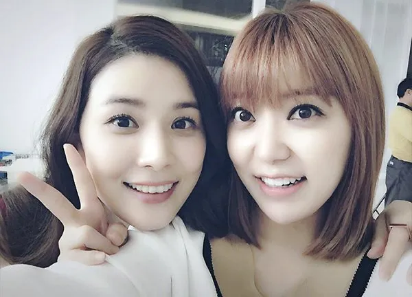 Selfie cantik Lee Bo Young dengan Ha Ji Young. © hancinema.net