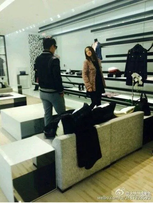 Lee Byung Heon dan Lee Min Jung saat kedapatan sedang menghabiskan waktu bersama. @allkpop.com