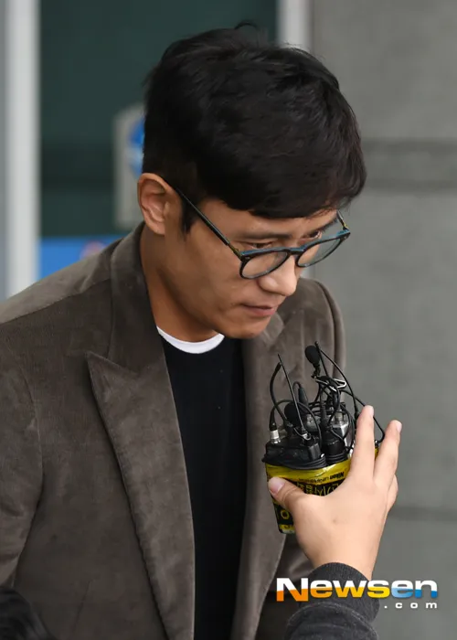 Lee Byung Heon meminta maaf di hadapan media saat akan pergi ke Canada @mwave.interest.me