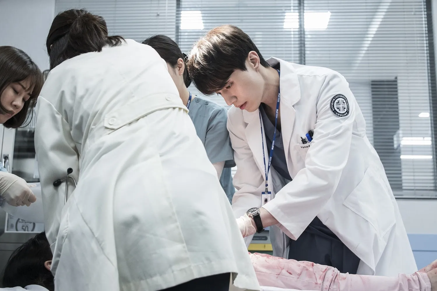 Lee Dong Wook mengungkap kalau ia akan membawakan sosok dokter pada umumnya yang tidak segenius karakter drama medis lain. © soompi.com