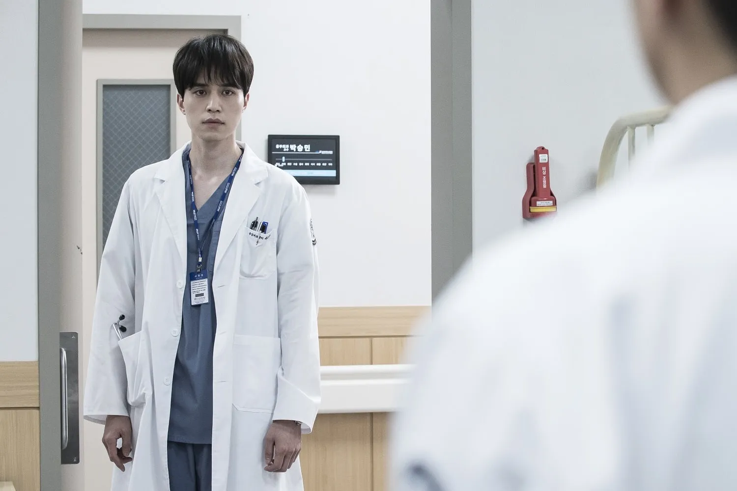 Lee Dong Wook bertranformasi menjadi seorang dokter dalam drama barunya yang berjudul LIFE. © soompi.com