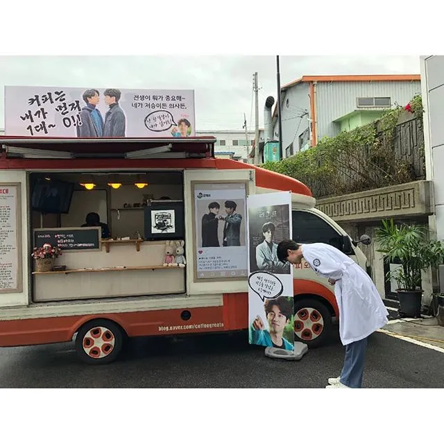 Lee Dong Wook memposting fotonya di depan coffee truck kiriman Gong Yoo. © Instagram.com/leedongwook_official