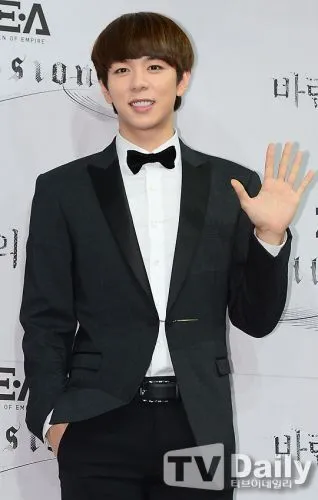 Lee Hoo ZE A harus vakum dari kegiatan grup karena berusaha membocorkan keburukan agensi @7headlines.com