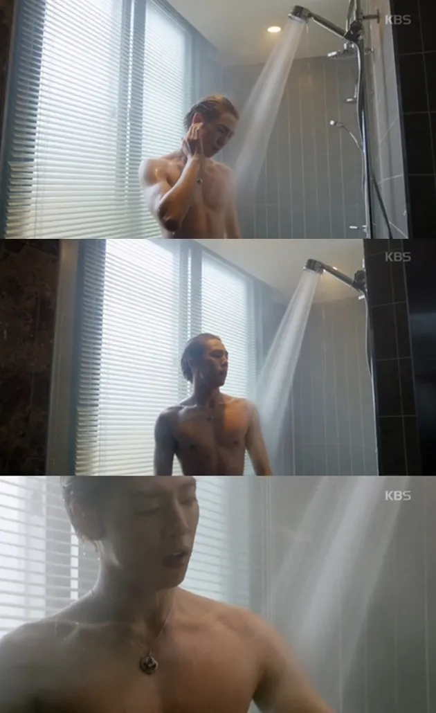 Aksi topless Lee Hyun Woo pamer abs seksi. © soompi.com