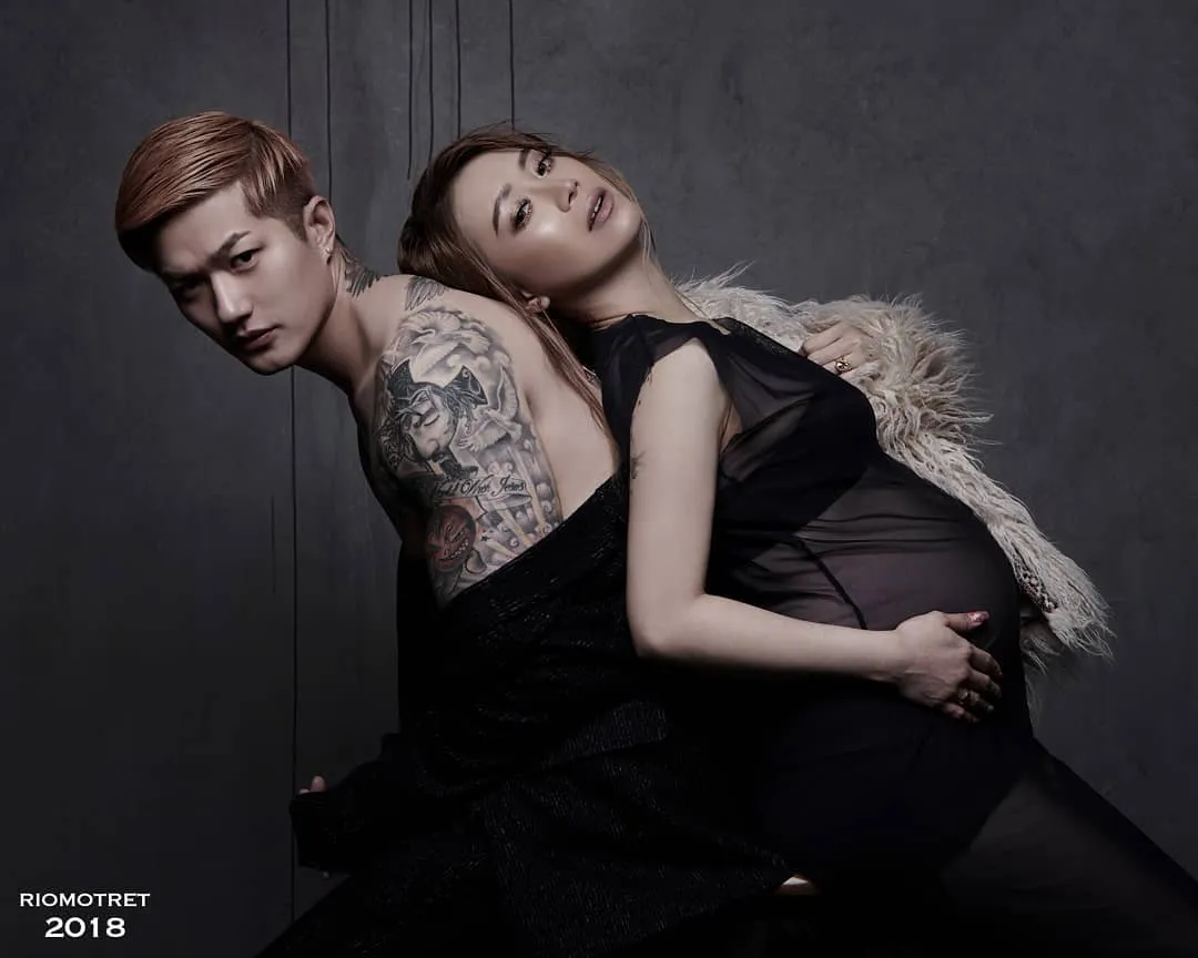 Dengan gaya glamor dan seksi, Lee Jeong Hoon pamer kemesraan bersama istri. Credit: via instagram.com/riomotret