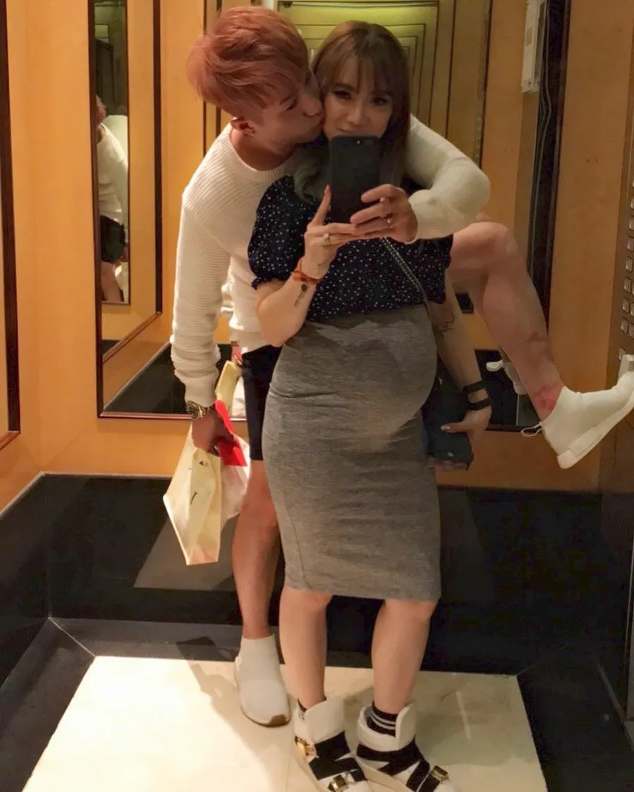 Pose kocak Lee Jeong Hoon pamerkan perut buncit sang istri. Credit: via instagram.com/leejeonghoon