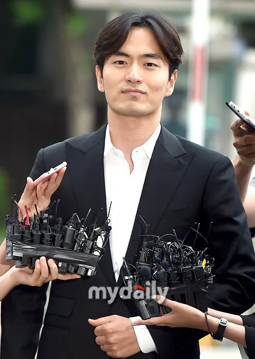 Lee Jin Wook saat memenuhi panggilan kepolisian untuk diinvestigasi. ©MyDaily