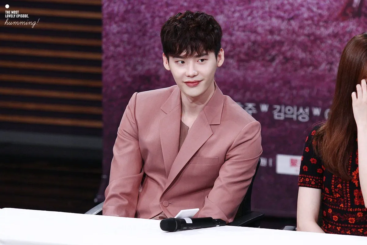 Lee Jong Suk ungkap mengundur jadwal wajib militer. © koreaboo.com