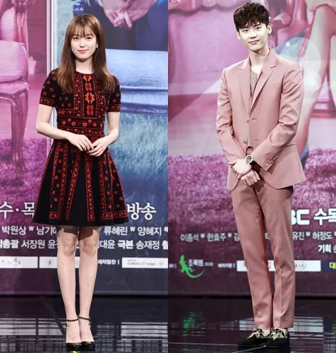 Lee Jong Suk dan Han Hyo Joo saat menghadiri prescon W. ©soompi.com