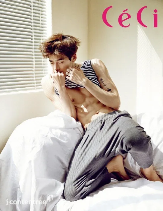 Lee Jong Suk untuk sesi foto majalah CeCi foto: CeCi Magazine