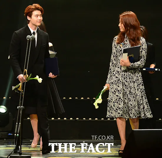 Lee Jong Suk dan Park Shin Hye reuni untuk pertama kali di muka publik. © The Fact