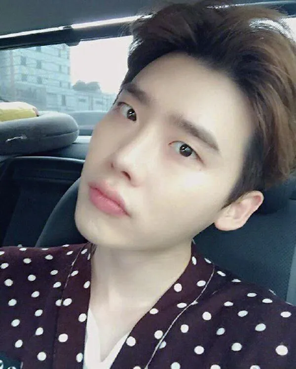 Lee Jong Suk selfie unyu di tengah-tengah hawa musim panas yang membakar. ©kpopherald.com