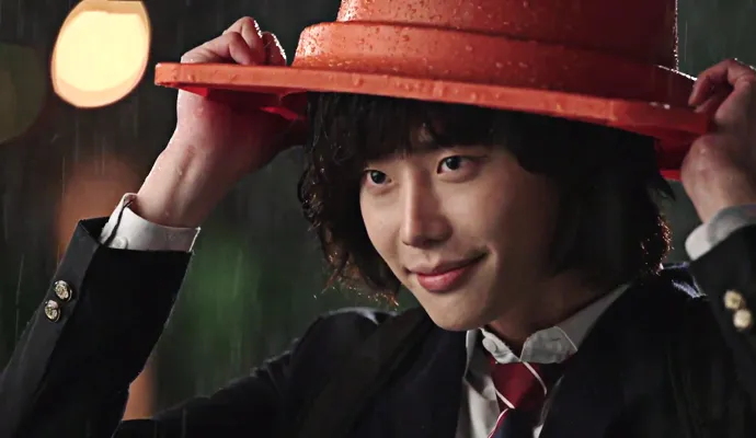 Cute, Lee Jong Suk gunakan pembatas jalan untuk dijadikan payung. @couch-kimchi.com
