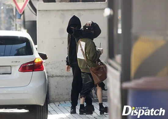 Lee Joon tertangkap kamera saat mengantar Jun So Min pulang. © dispatch.co.kr