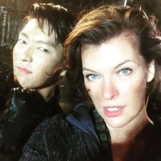 Milla Jovovich mengunggah selfie saat syuting film bersama Lee Jun Ki. © instagram/millajovovich