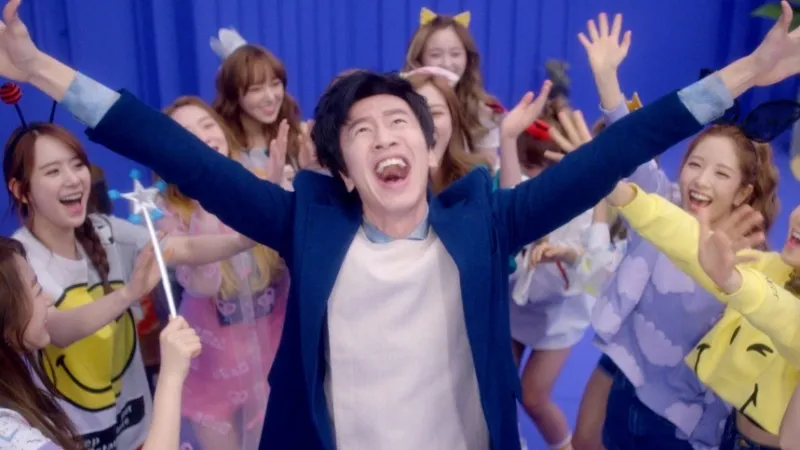 Lee Kwang Soo girang banget di teaser video bareng Cosmic Girls. © soompi.com