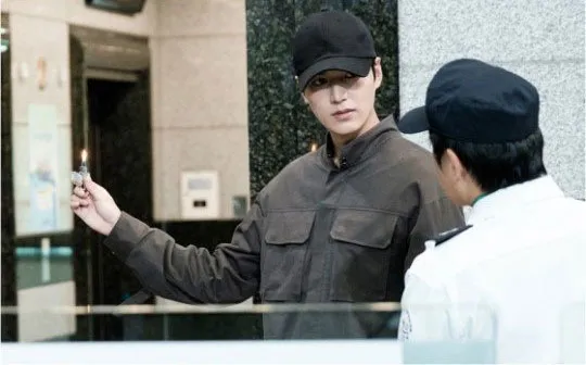 Karakter yang diperankan Lee Min Ho saat menghipnotis petugas keamanan. ©allkpop.com
