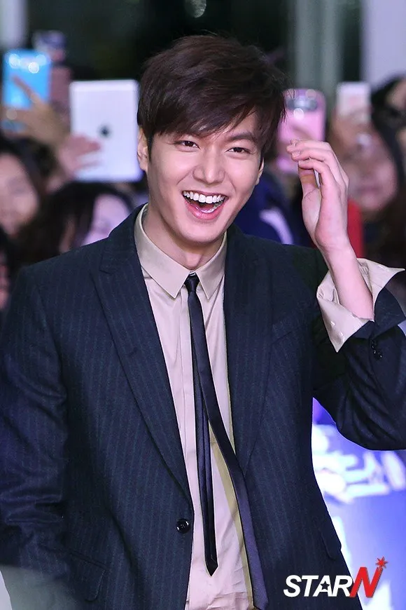 Lee Min Ho saat menghadiri prescon GANGNAM 1970. ©StarN