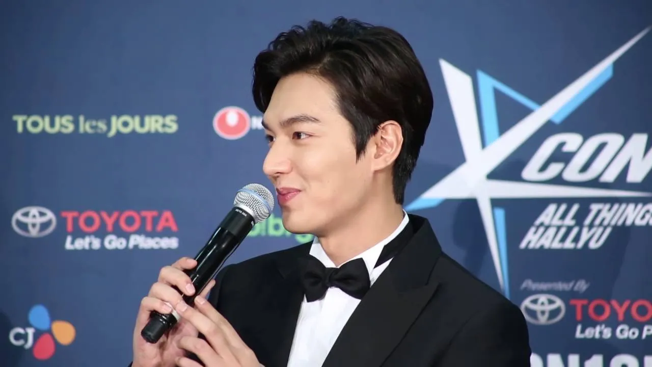 Lee Min Ho menyapa fans dengan hngat di red carpet 2016 KCON LA. ©dramafever.com