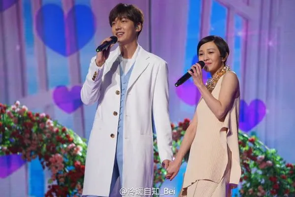 Lee Min Ho saat menyanyikan Marry Me Today dalam acara tahun baru Dragon Tv. @dramafever.com