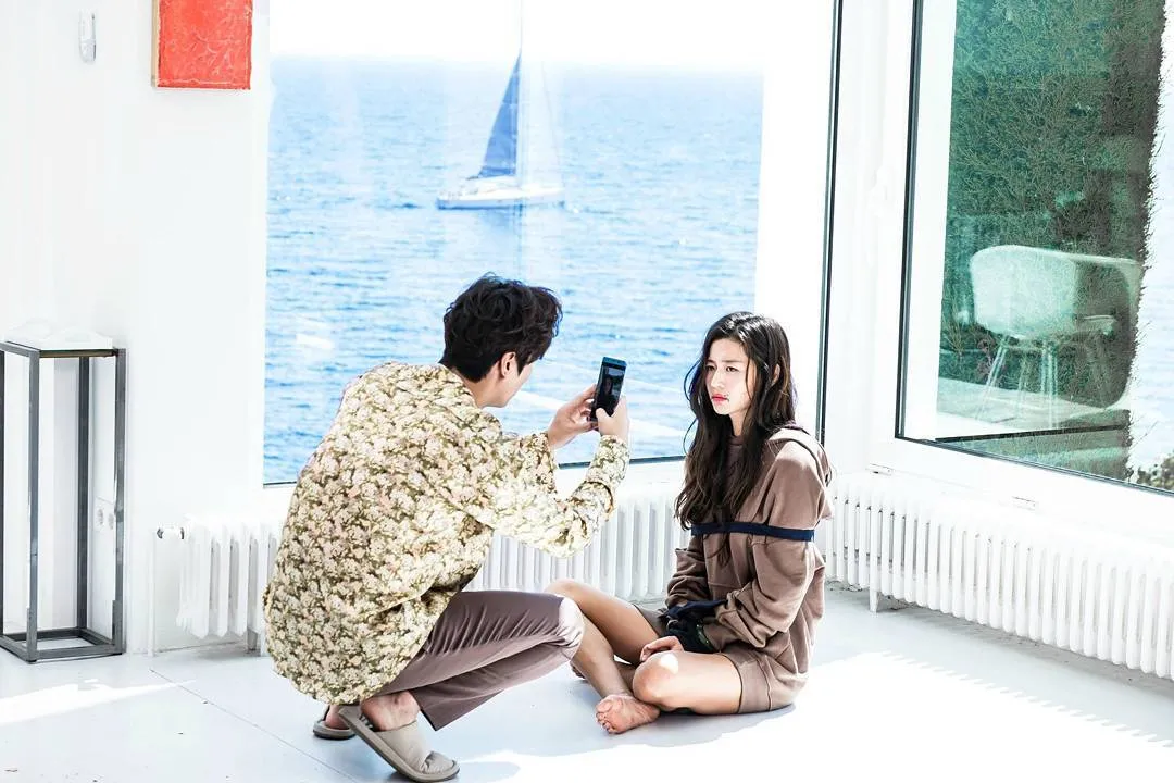 Lee Min Ho memotret Jun Ji Hyun dalam teaser terbaru Legend of The Blue Sea. ©SBS