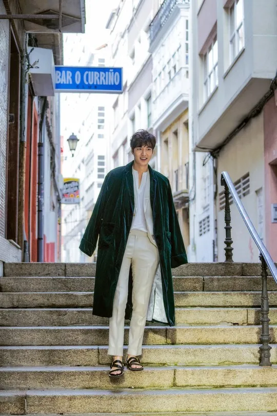 Lee Min Ho pemotretan saat syuting Legend of The Blue Sea. ©MYM Entertainment