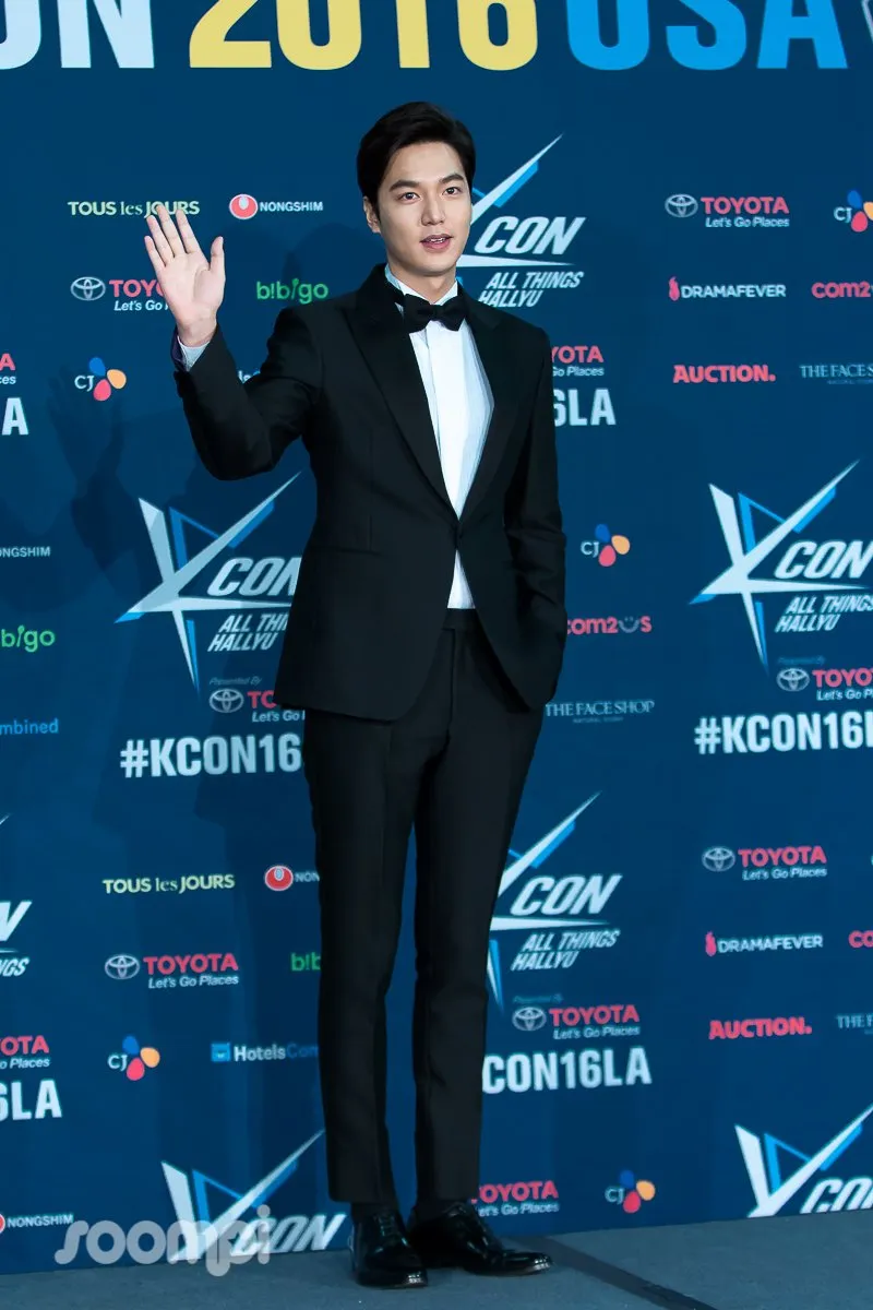 Lee Min Ho bakal perankan dua karakter berbeda dalam drama barunya, Legend of The Blue Sea. ©soompi.com