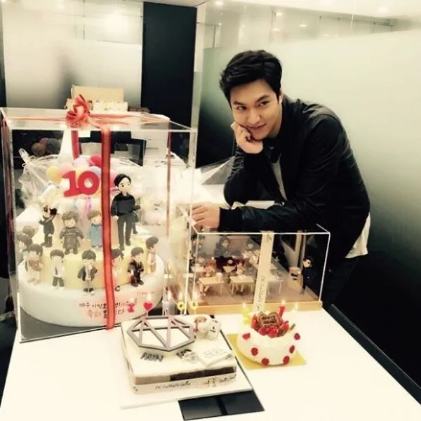 Lee Min Ho bersama kue-kue dari fans © instagram.com/actorleeminho