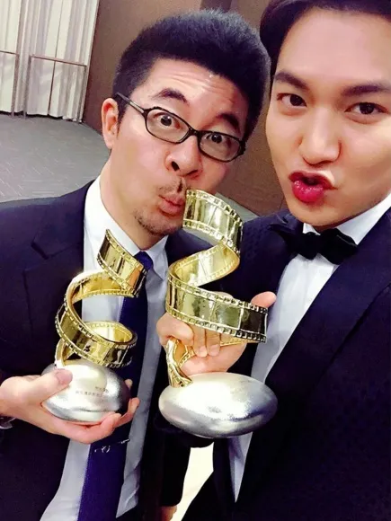 Lee Min Ho pamer award dengan cute © instagram.com/actorleeminho