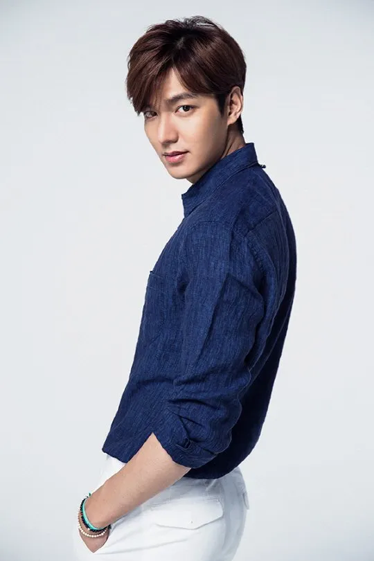 Lee Min Ho menerima penghargaan karena jadi pengguna medsos teladan. ©hancinema.net
