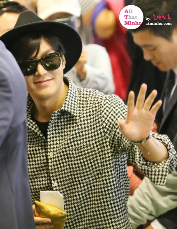 Lee Min Ho saat berada di tengah-tengah fans yang menantinya di bandara Gimpo, Korea. Foto: credit as tagged