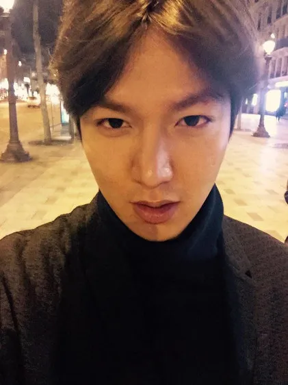 Lee Min Ho senang akhirnya bisa jalan-jalan santai © twitter.com/actorleeminho