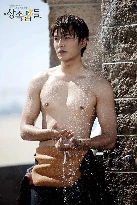 Adegan Lee Min Ho topless dalam The Heirs. ®SBS